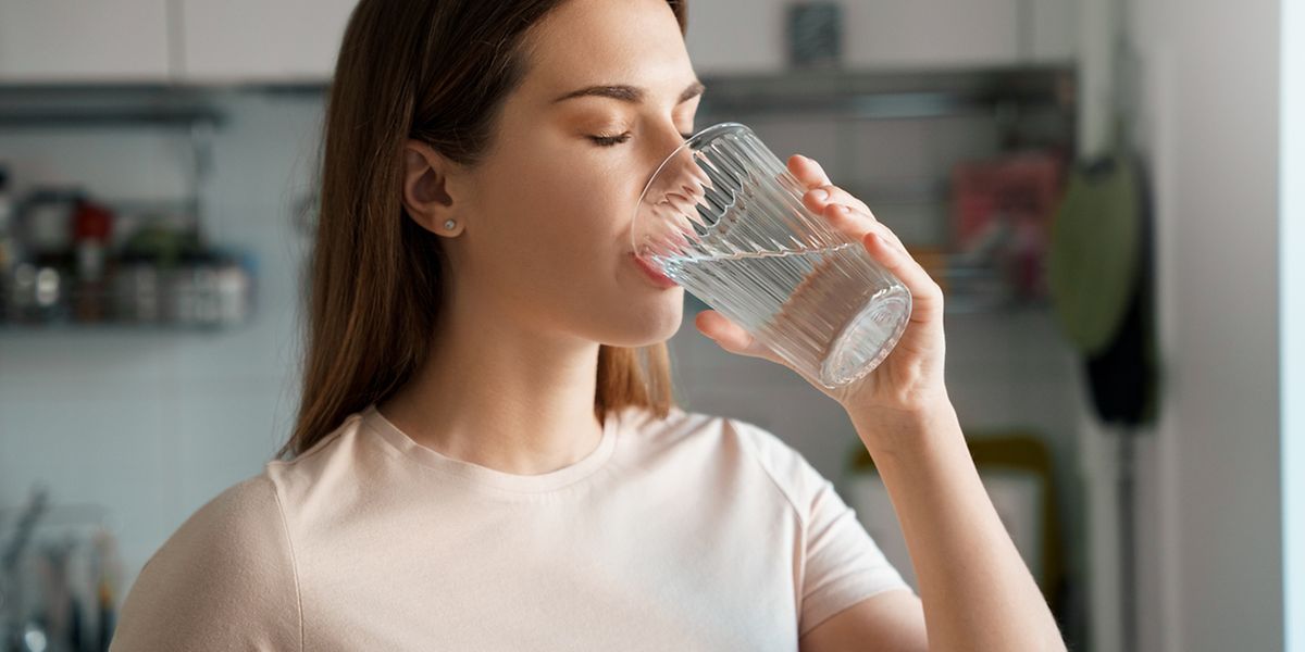 Eine Frau beim Wassertrinken