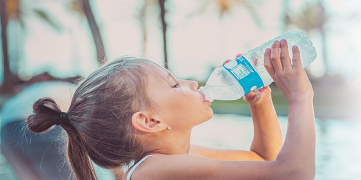 Kind-trinkt-wasser